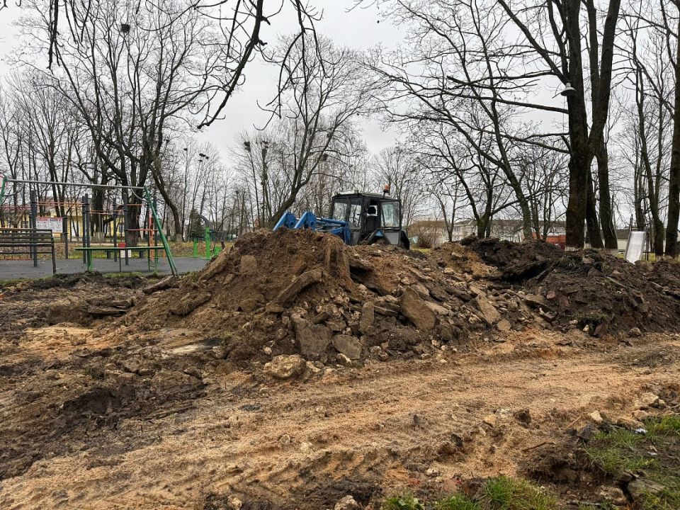 В поселке Тим устанавливают новый детский комплекс за пять миллионов рублей