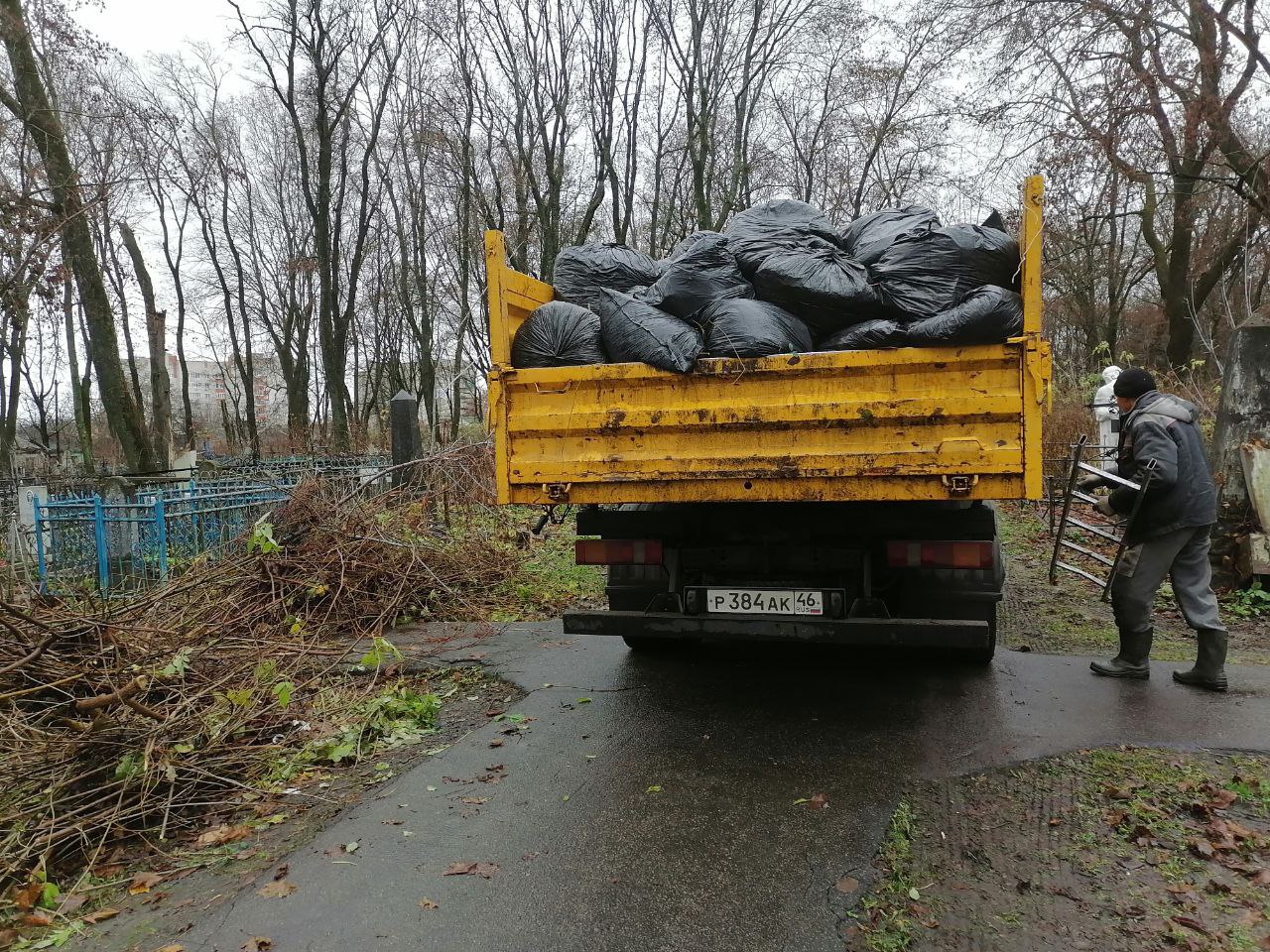 На Никитском кладбище продолжаются работы по благоустройству На Никитском кладбище продолжаются работы по благоустройству