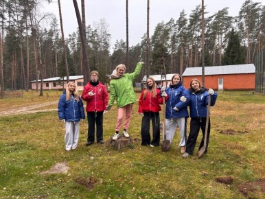 А вы знали? В рамках проекта «Походы Первых» ребята Первичного отделения Движения Первых лицея № 12 оказали помощь работникам спортивно-оздоровительного лагеря «Олимпиец» в посадке на территории лагеря саженцев сосны