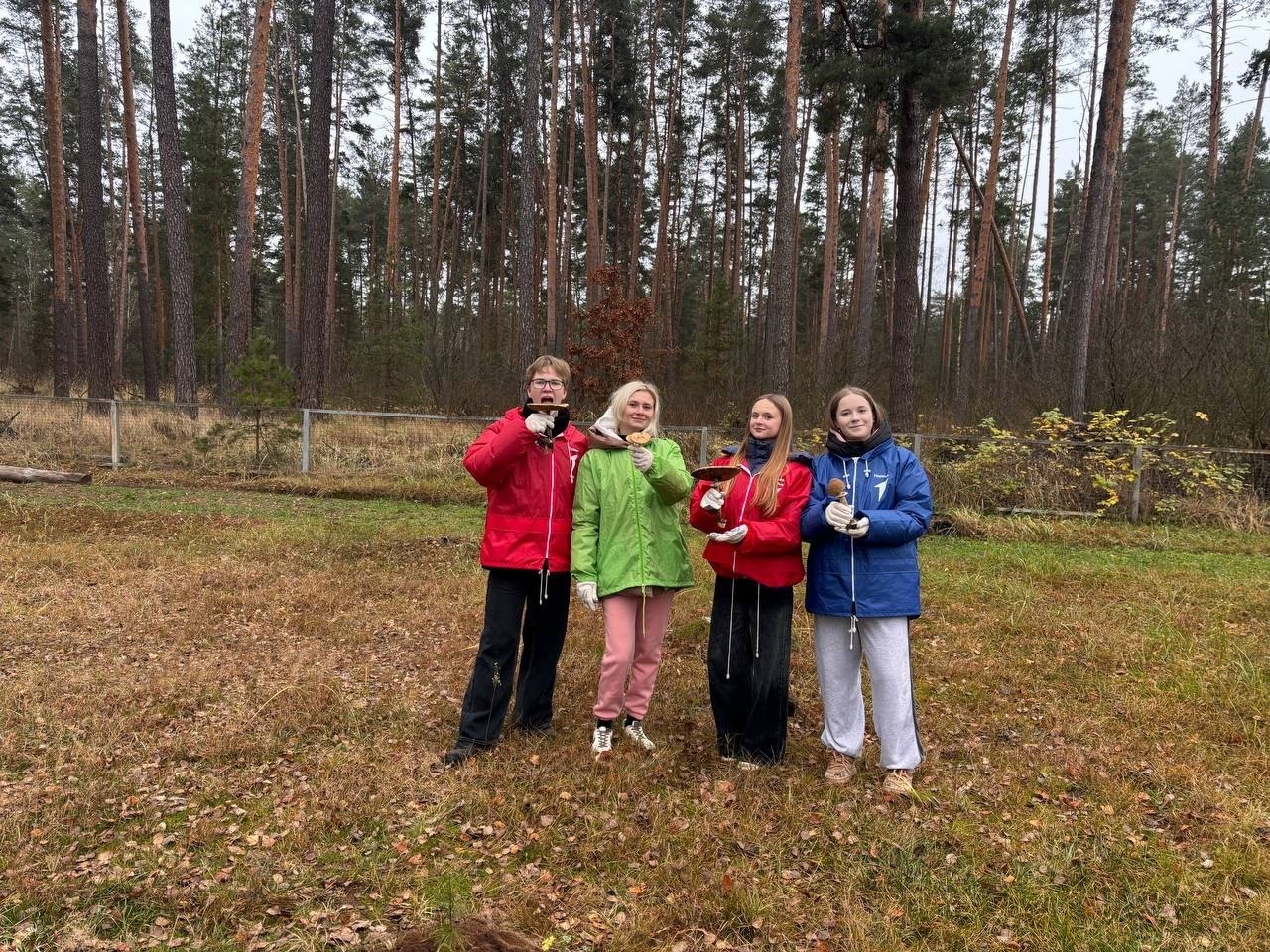 А вы знали? В рамках проекта «Походы Первых» ребята Первичного отделения Движения Первых лицея № 12 оказали помощь работникам спортивно-оздоровительного лагеря «Олимпиец» в посадке на территории лагеря саженцев сосны А вы знали? В рамках проекта «Походы Первых» ребята Первичного отделения Движения Первых лицея № 12 оказали помощь работникам спортивно-оздоровительного лагеря «Олимпиец» в посадке на территории лагеря саженцев сосны