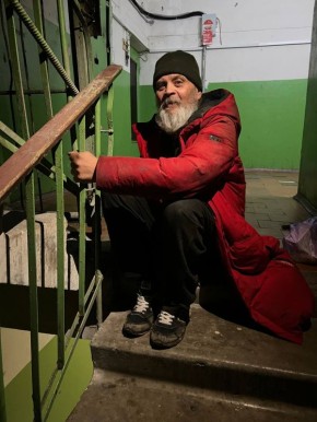 В Курске волонтёры помогли мужчине, который долгое время жил в подъезде