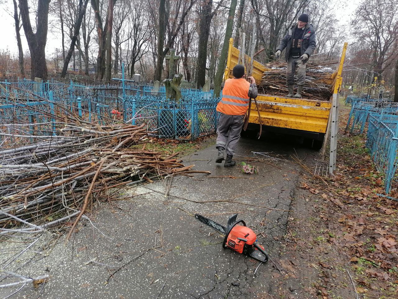 На Никитском кладбище продолжаются работы по благоустройству