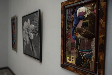 В выставочном зале имени Казимира Малевича открылась персональная выставка арт-текстиля Владимира Тельных