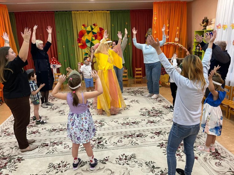 Каждую осень в нашем уютном детском саду №5 "Соловушка" проходят с родителями яркие праздники Осени Каждую осень в нашем уютном детском саду №5 "Соловушка" проходят с родителями яркие праздники Осени