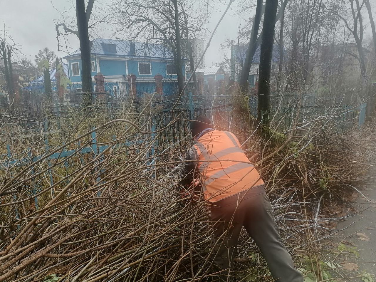 На Никитском кладбище продолжаются работы по благоустройству На Никитском кладбище продолжаются работы по благоустройству