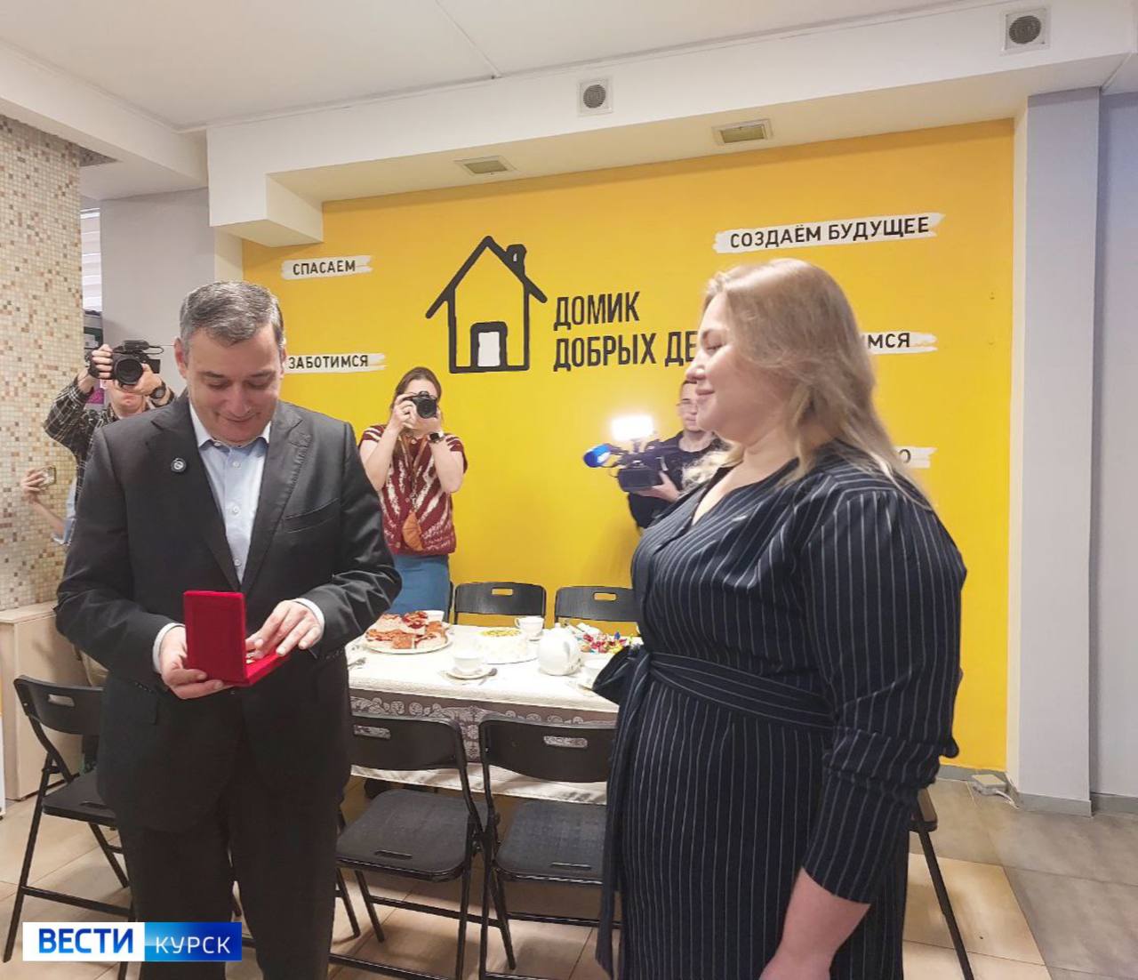 10 лет Домику Добрых дел. Александр Хинштейн вручил организатору проекта Светлане Козиной медаль «Защитник Курской области» 10 лет Домику Добрых дел. Александр Хинштейн вручил организатору проекта Светлане Козиной медаль «Защитник Курской области»