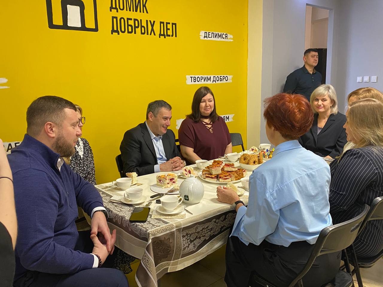 «Государство не должно оставаться в стороне»: Хинштейн пообещал помочь волонтерам с восстановлением соцгостиницы «Государство не должно оставаться в стороне»: Хинштейн пообещал помочь волонтерам с восстановлением соцгостиницы