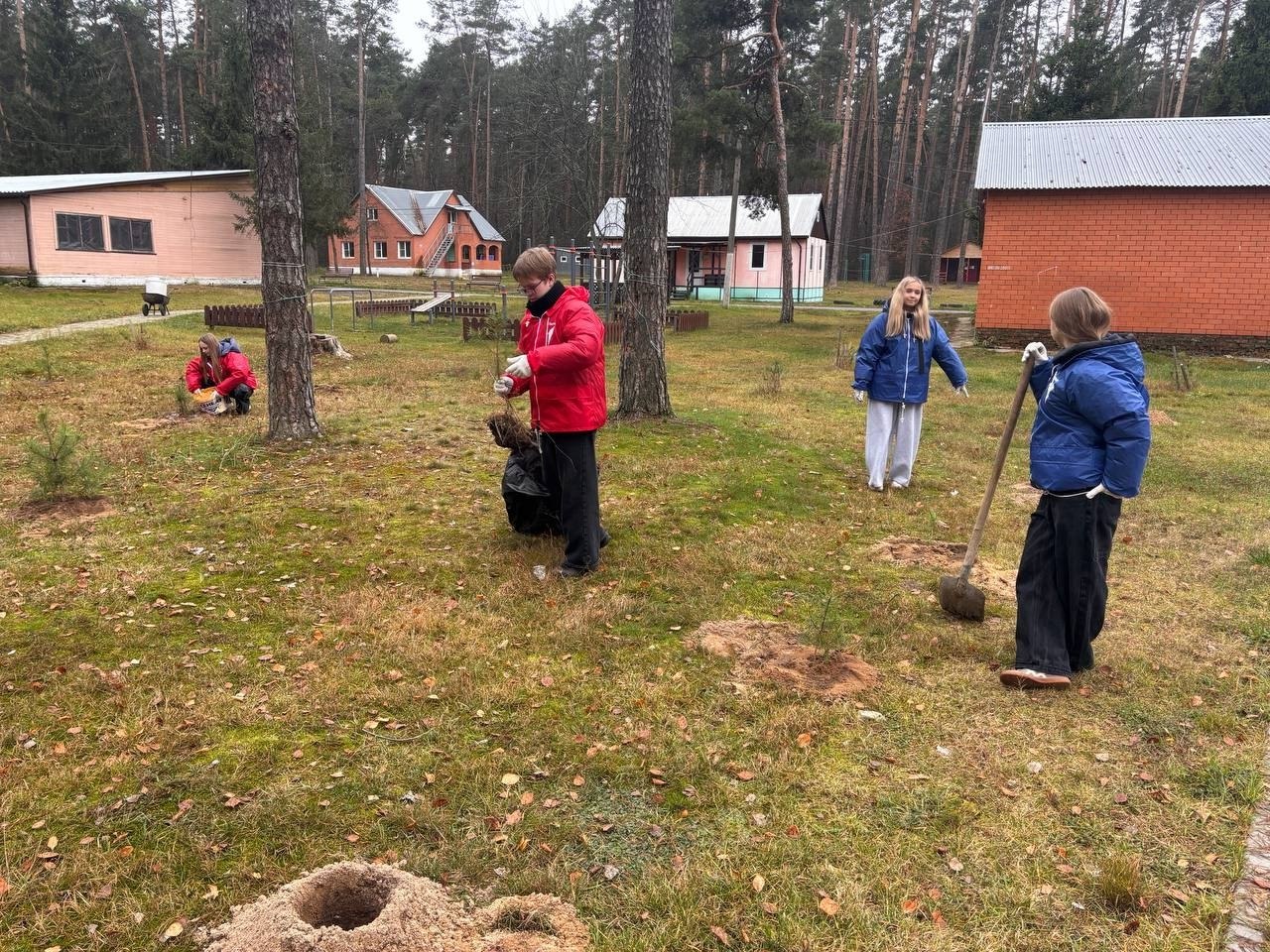 А вы знали? В рамках проекта «Походы Первых» ребята Первичного отделения Движения Первых лицея № 12 оказали помощь работникам спортивно-оздоровительного лагеря «Олимпиец» в посадке на территории лагеря саженцев сосны А вы знали? В рамках проекта «Походы Первых» ребята Первичного отделения Движения Первых лицея № 12 оказали помощь работникам спортивно-оздоровительного лагеря «Олимпиец» в посадке на территории лагеря саженцев сосны
