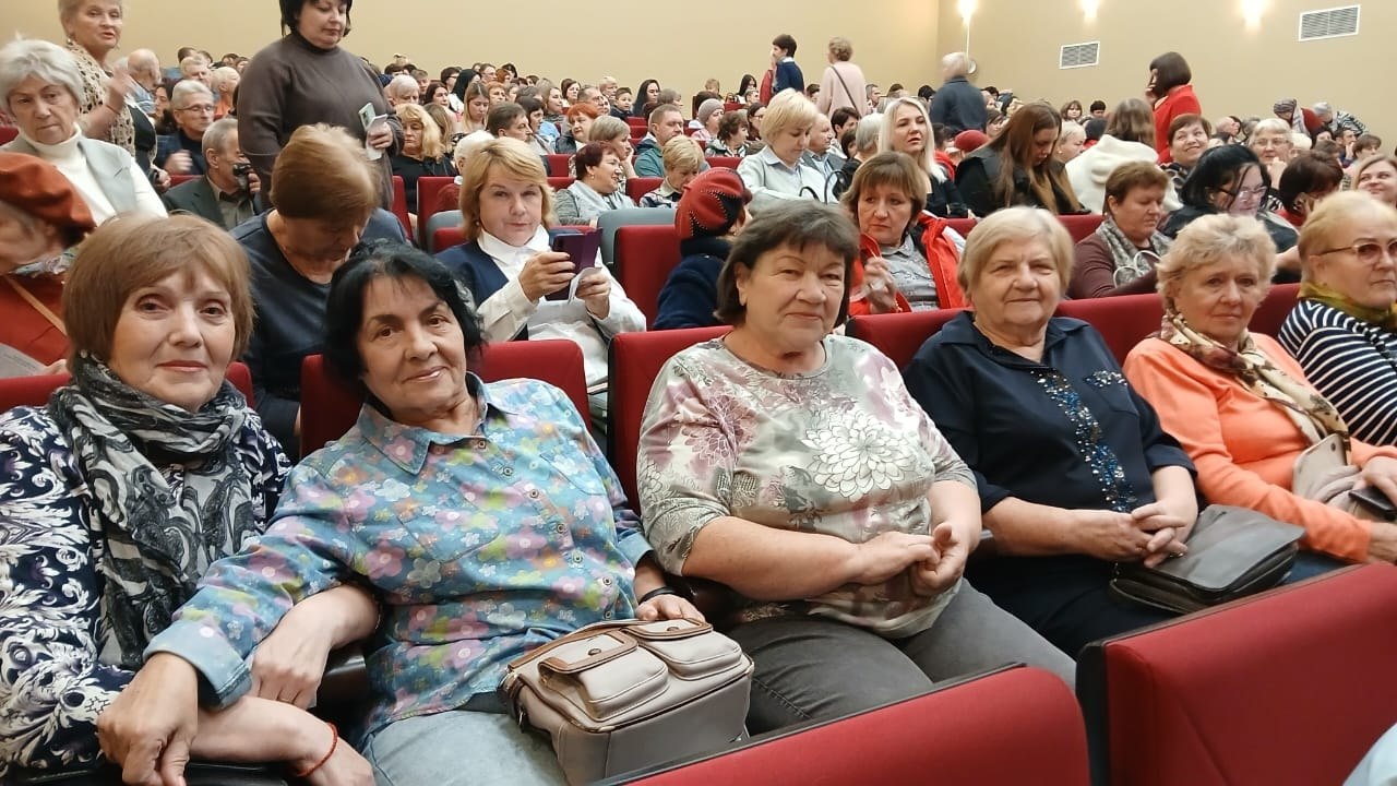 Участники проекта «Курское долголетие» Курчатовского района побывали в п. им. Карла Либкнехта, где на сцене районного Центра культуры и досуга проходил спектакль «Ненормальная», представленный Курским драматическим театром... Участники проекта «Курское долголетие» Курчатовского района побывали в п. им. Карла Либкнехта, где на сцене районного Центра культуры и досуга проходил спектакль «Ненормальная», представленный Курским драматическим театром...