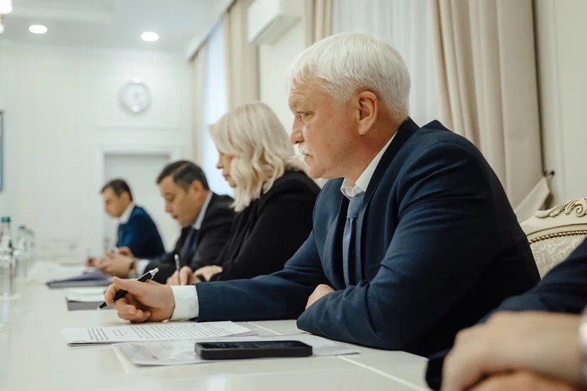 Также с Чрезвычайным и Полномочным Послом Республики Беларусь Александром Рогожником встретился Александр Хинштейн Также с Чрезвычайным и Полномочным Послом Республики Беларусь Александром Рогожником встретился Александр Хинштейн