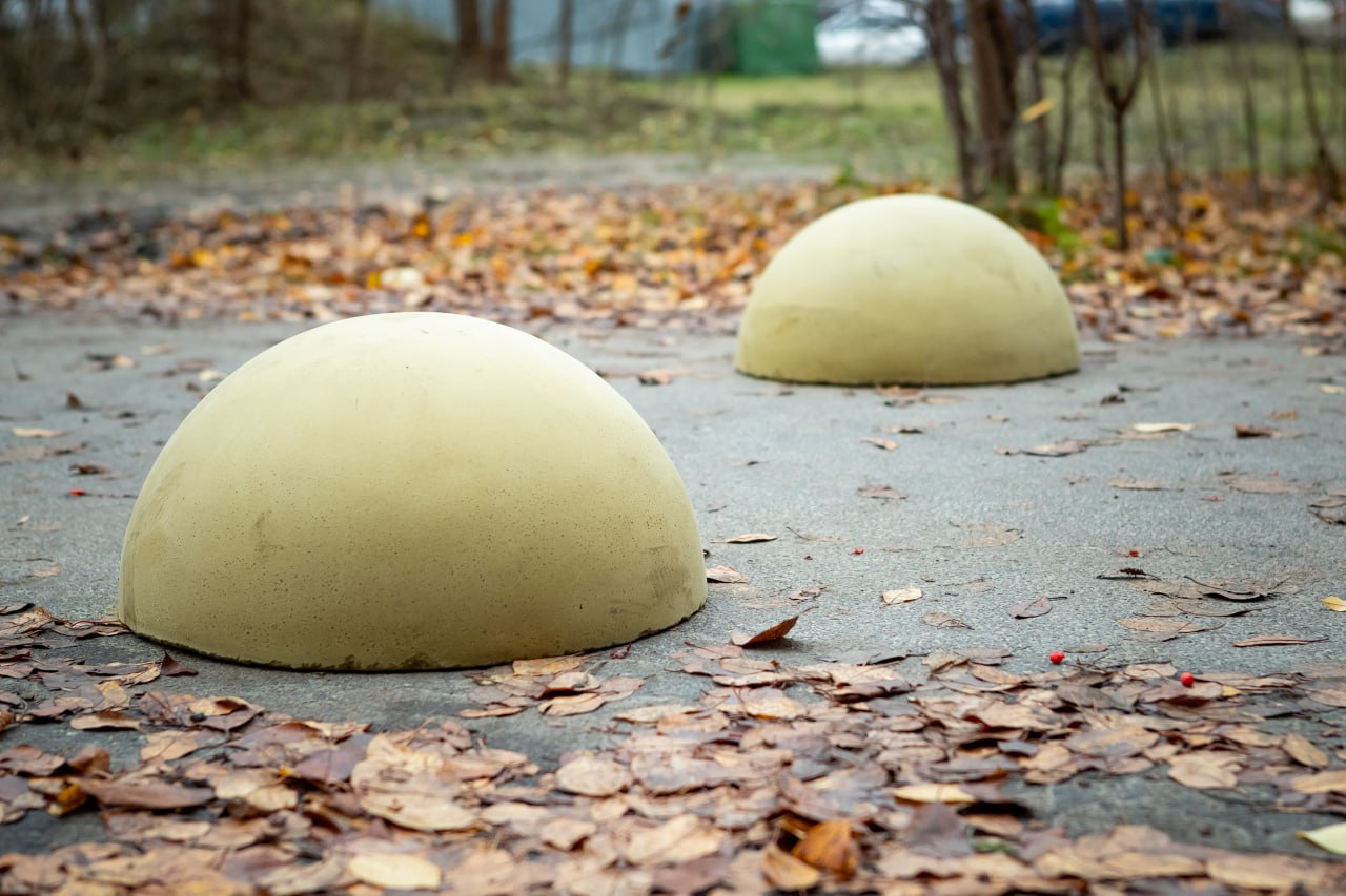 Возле школы №54 Курска установили полусферы Возле школы №54 Курска установили полусферы