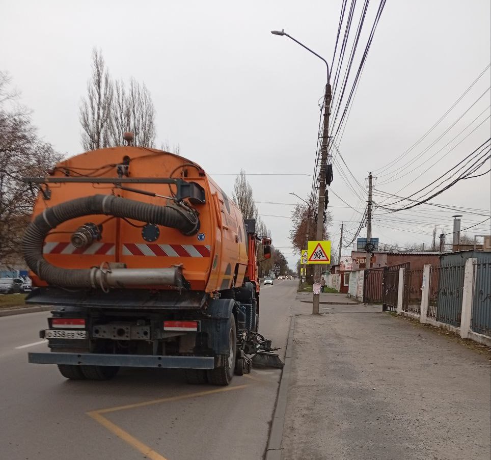 Чистоту на улицах города наводят 111 человек Чистоту на улицах города наводят 111 человек