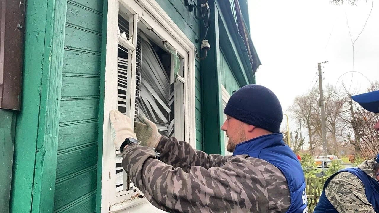 Во Льгове ликвидируют последствия удара ВСУ Во Льгове ликвидируют последствия удара ВСУ