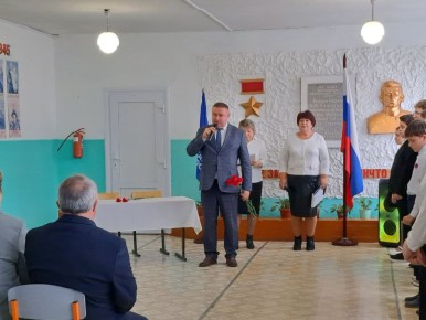 Олег Быковский: Сегодня в Дьяконовской средней школе Октябрьского района в торжественной обстановке в рамках проекта Партии "ЕДИНАЯ РОССИЯ" "Новая школа" были открыты Парта Героя и мемориальная доска, посвященные памяти...