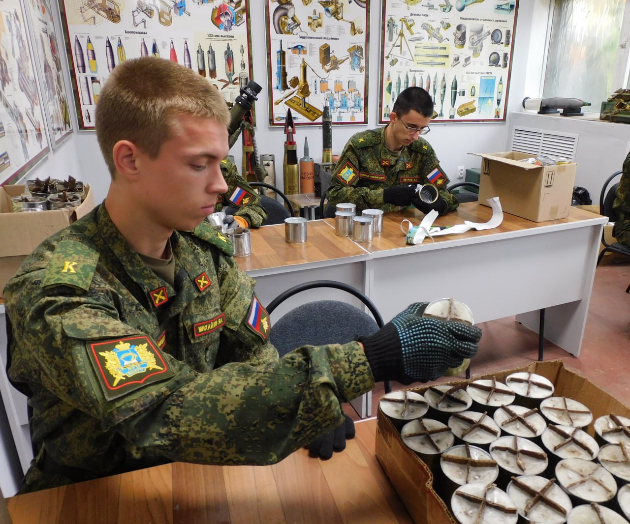 Студенты ЮЗГУ изготовили свечи для бойцов на передовой Студенты ЮЗГУ изготовили свечи для бойцов на передовой