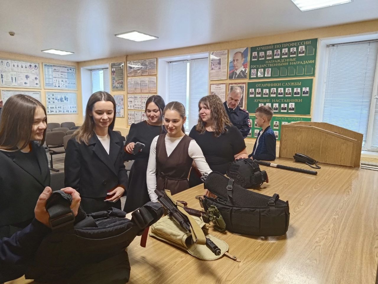 Представители Детской Администрации Октябрьского района отправились в гости к настоящим Супергероям — сотрудникам полиции — чтобы лично поздравить их с профессиональным праздником! Представители Детской Администрации Октябрьского района отправились в гости к настоящим Супергероям — сотрудникам полиции — чтобы лично поздравить их с профессиональным праздником!