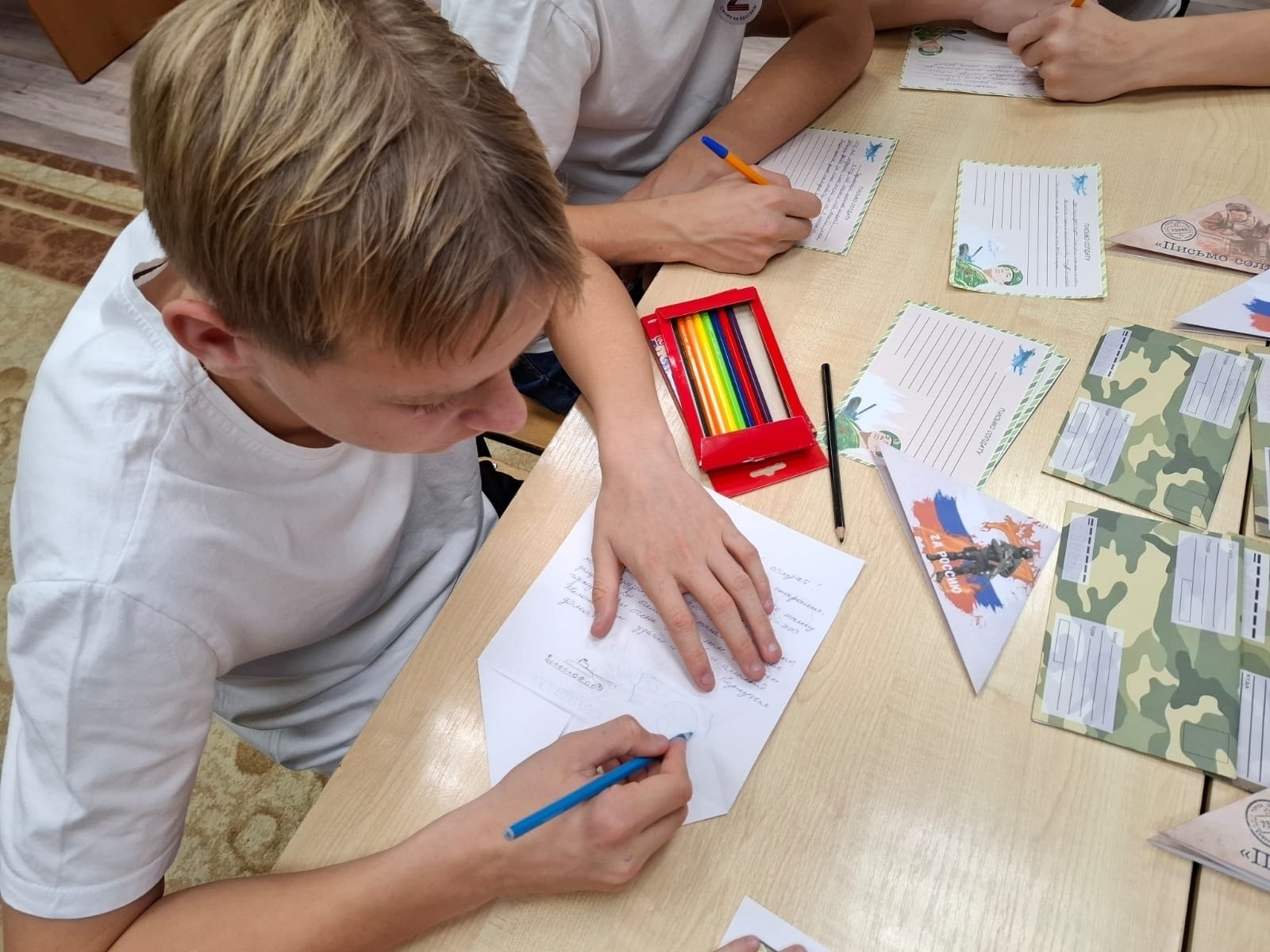 В Черемисиновском центре соцпомощи семье и детям «Содействие» прошло патриотическое занятие, на котором воспитанники написали письма и нарисовали рисунки для солдат и офицеров – участников СВО В Черемисиновском центре соцпомощи семье и детям «Содействие» прошло патриотическое занятие, на котором воспитанники написали письма и нарисовали рисунки для солдат и офицеров – участников СВО