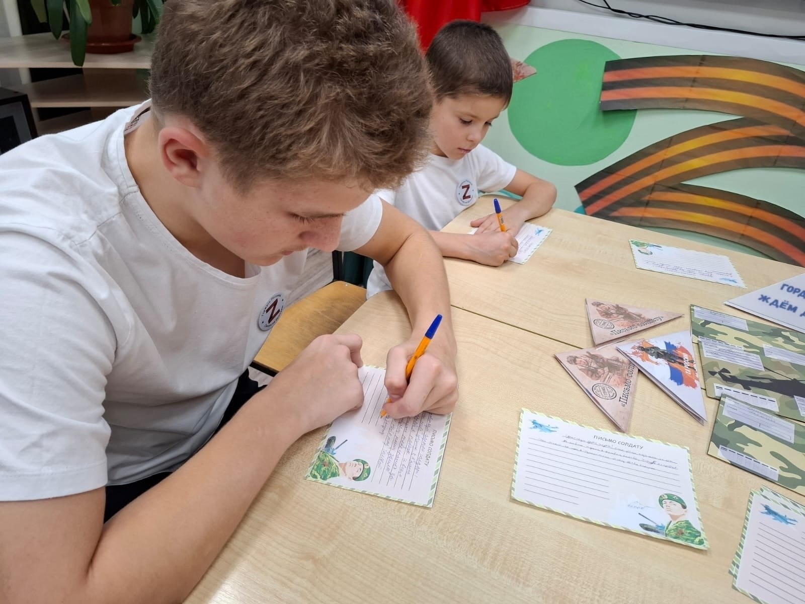 В Черемисиновском центре соцпомощи семье и детям «Содействие» прошло патриотическое занятие, на котором воспитанники написали письма и нарисовали рисунки для солдат и офицеров – участников СВО В Черемисиновском центре соцпомощи семье и детям «Содействие» прошло патриотическое занятие, на котором воспитанники написали письма и нарисовали рисунки для солдат и офицеров – участников СВО