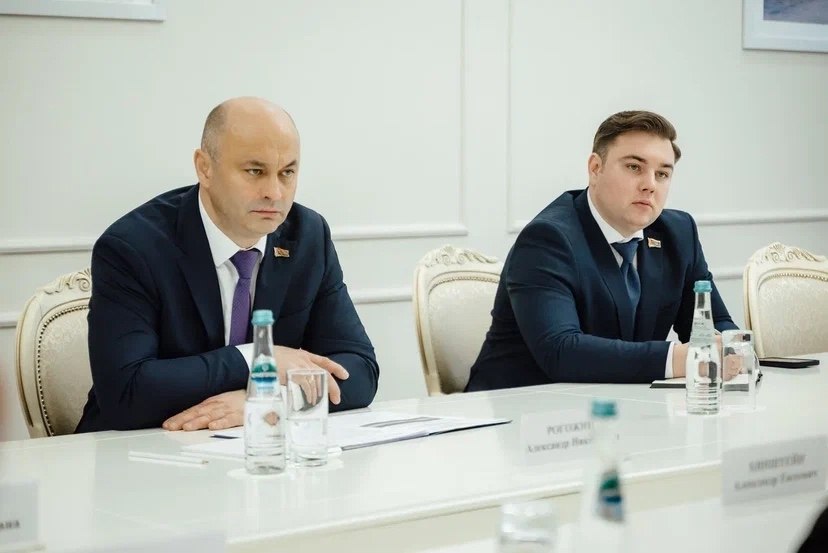 Также с Чрезвычайным и Полномочным Послом Республики Беларусь Александром Рогожником встретился Александр Хинштейн Также с Чрезвычайным и Полномочным Послом Республики Беларусь Александром Рогожником встретился Александр Хинштейн