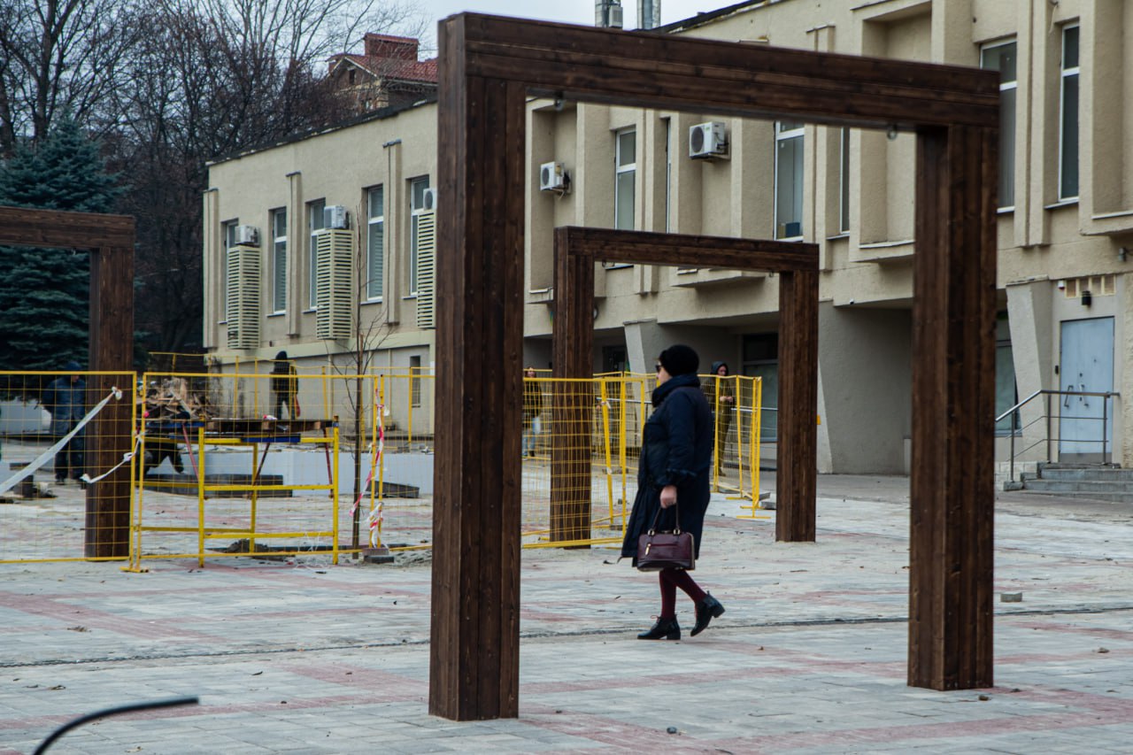 Благоустройство общественной территории возле ТЦ «Куряночка» продолжается Благоустройство общественной территории возле ТЦ «Куряночка» продолжается
