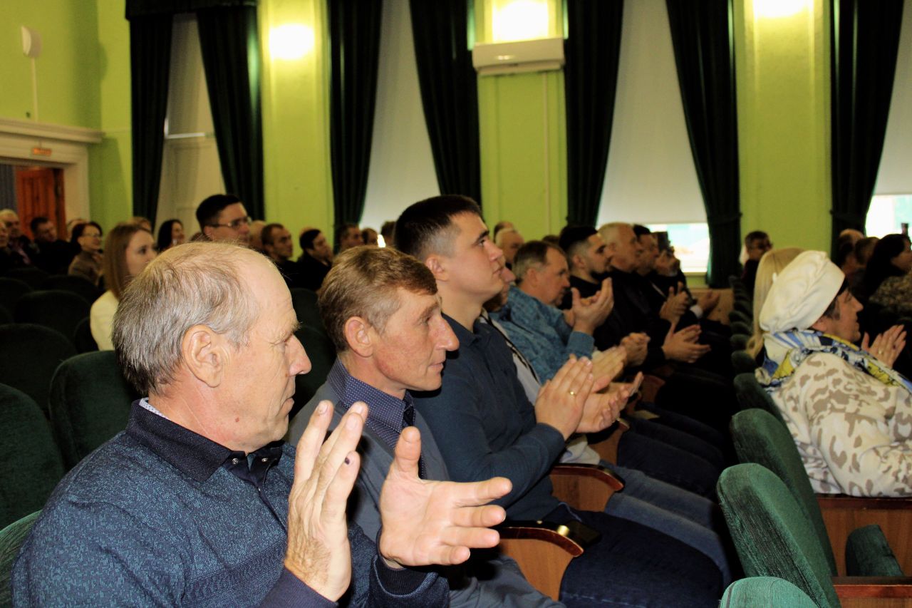 Сергей Черников: Друзья, сегодня глава Щигровского района пригласил поздравить настоящих героев нашего времени — людей труда, работников сельского хозяйства и перерабатывающей промышленности Сергей Черников: Друзья, сегодня глава Щигровского района пригласил поздравить настоящих героев нашего времени — людей труда, работников сельского хозяйства и перерабатывающей промышленности