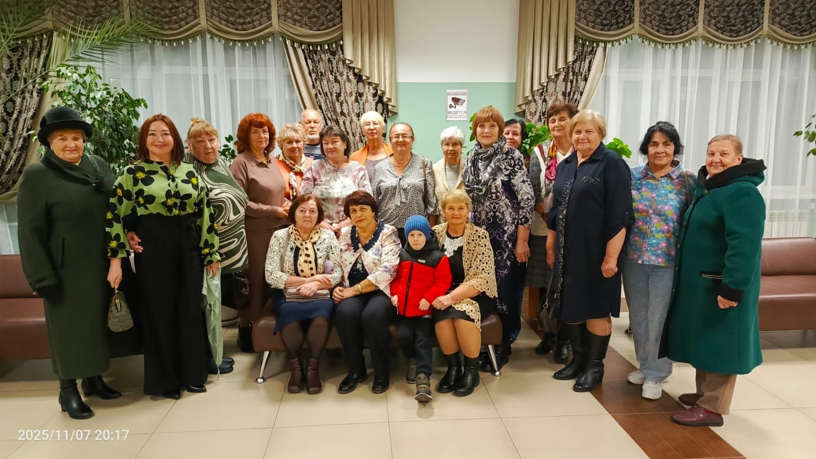 Участники проекта «Курское долголетие» Курчатовского района побывали в п. им. Карла Либкнехта, где на сцене районного Центра культуры и досуга проходил спектакль «Ненормальная», представленный Курским драматическим театром...