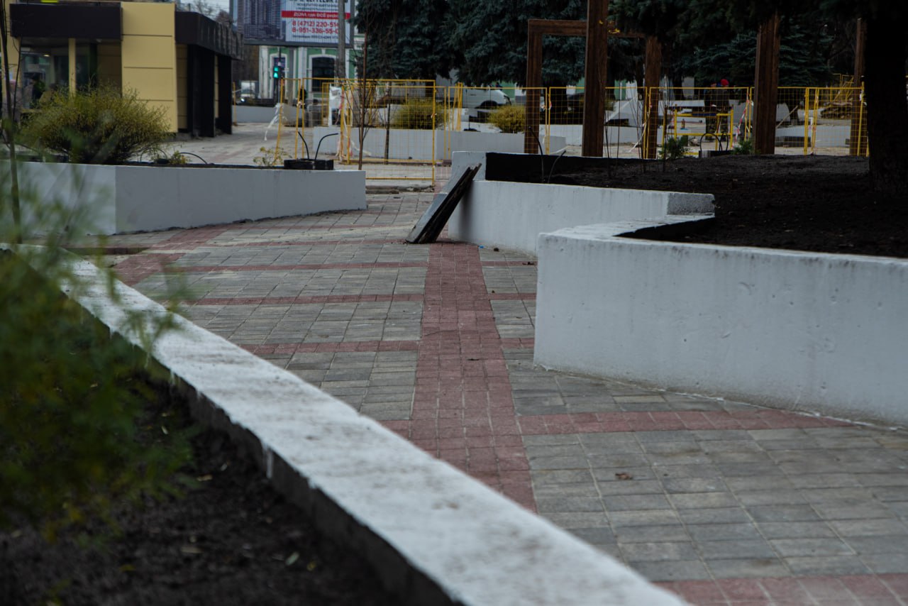 Благоустройство общественной территории возле ТЦ «Куряночка» продолжается Благоустройство общественной территории возле ТЦ «Куряночка» продолжается