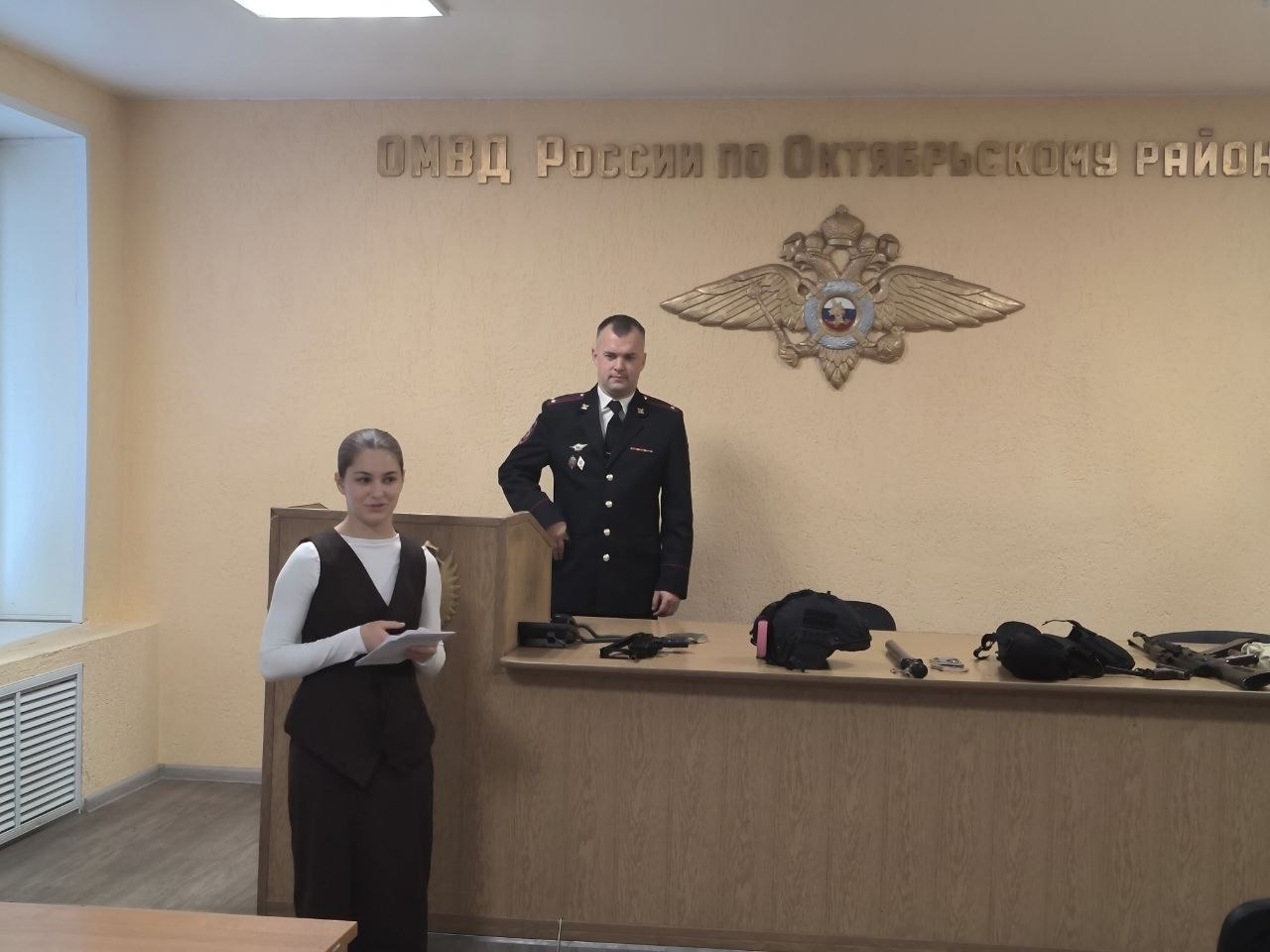 Представители Детской Администрации Октябрьского района отправились в гости к настоящим Супергероям — сотрудникам полиции — чтобы лично поздравить их с профессиональным праздником!