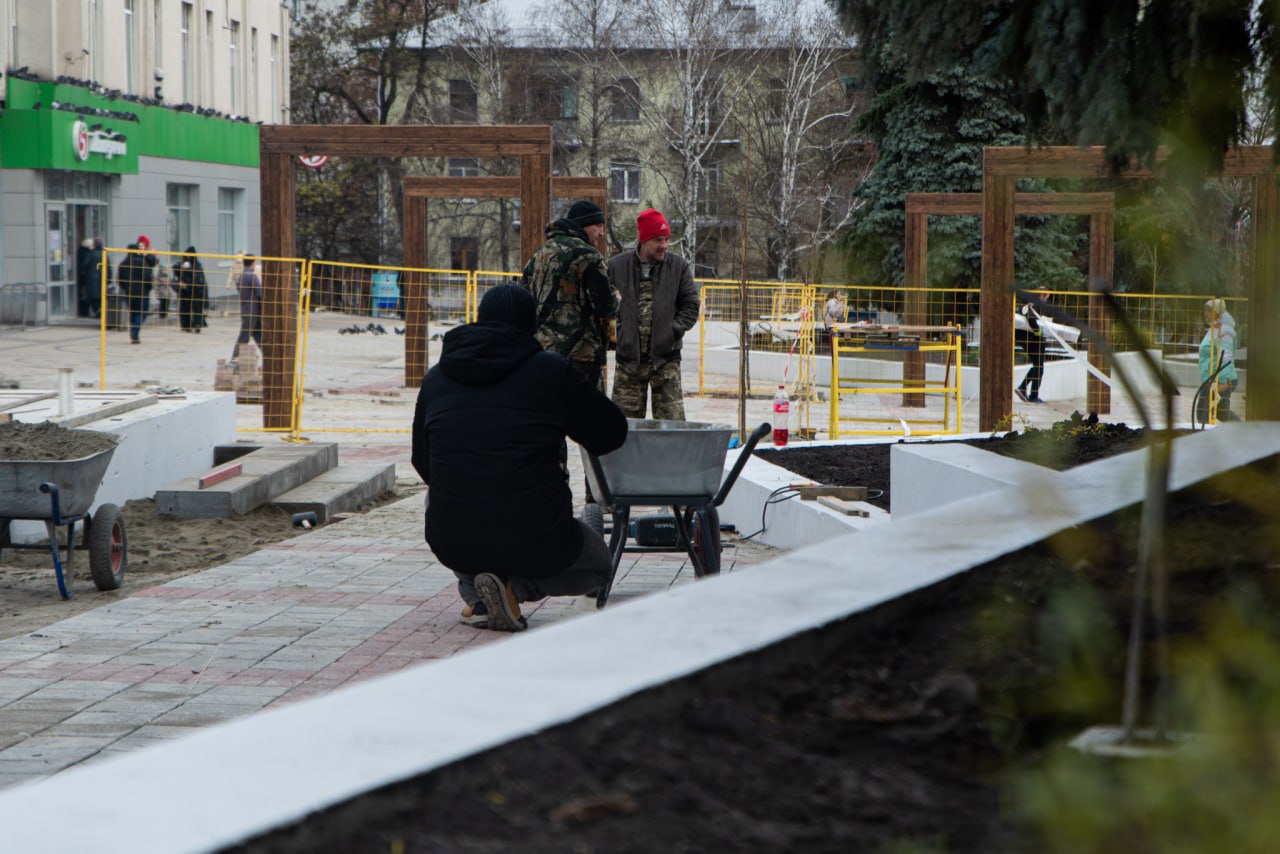 Около ТЦ «Куряночка» завершают укладку плитки Около ТЦ «Куряночка» завершают укладку плитки