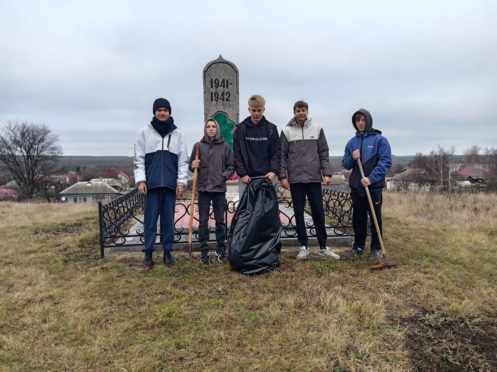 Акция «Чистый памятник». Обучающиеся СОШ3 продолжают принимать активное участие в акции «Чистый памятник» Акция «Чистый памятник». Обучающиеся СОШ3 продолжают принимать активное участие в акции «Чистый памятник»