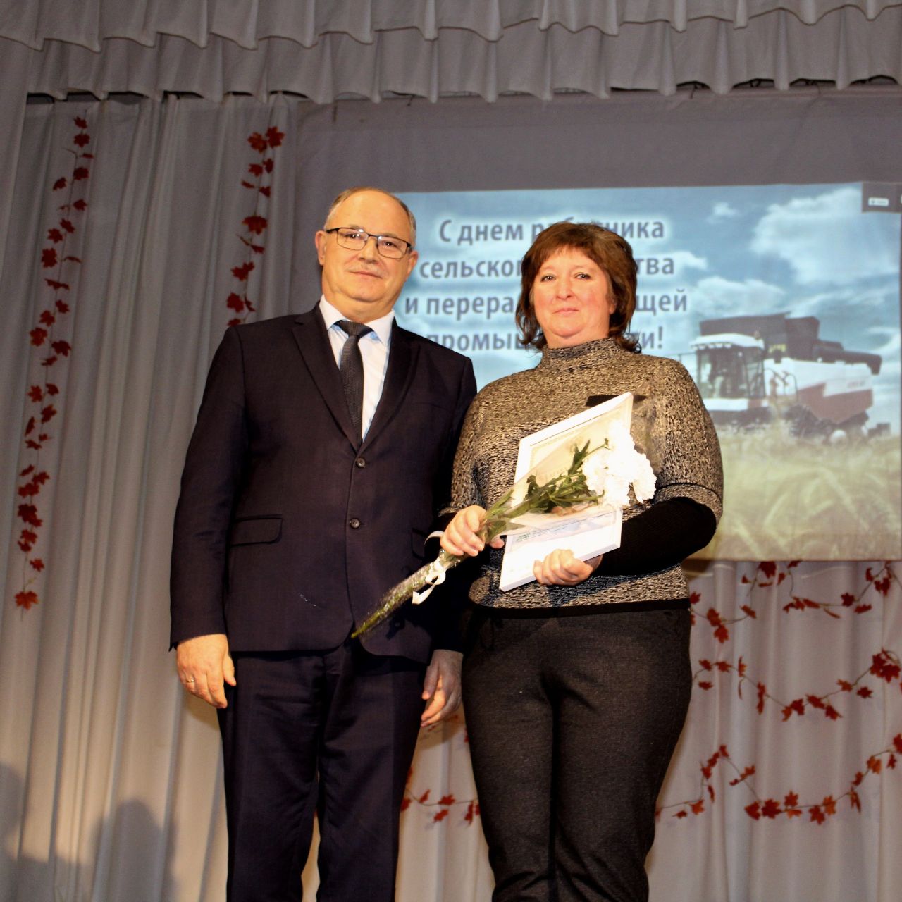 Сергей Черников: Друзья, сегодня глава Щигровского района пригласил поздравить настоящих героев нашего времени — людей труда, работников сельского хозяйства и перерабатывающей промышленности Сергей Черников: Друзья, сегодня глава Щигровского района пригласил поздравить настоящих героев нашего времени — людей труда, работников сельского хозяйства и перерабатывающей промышленности