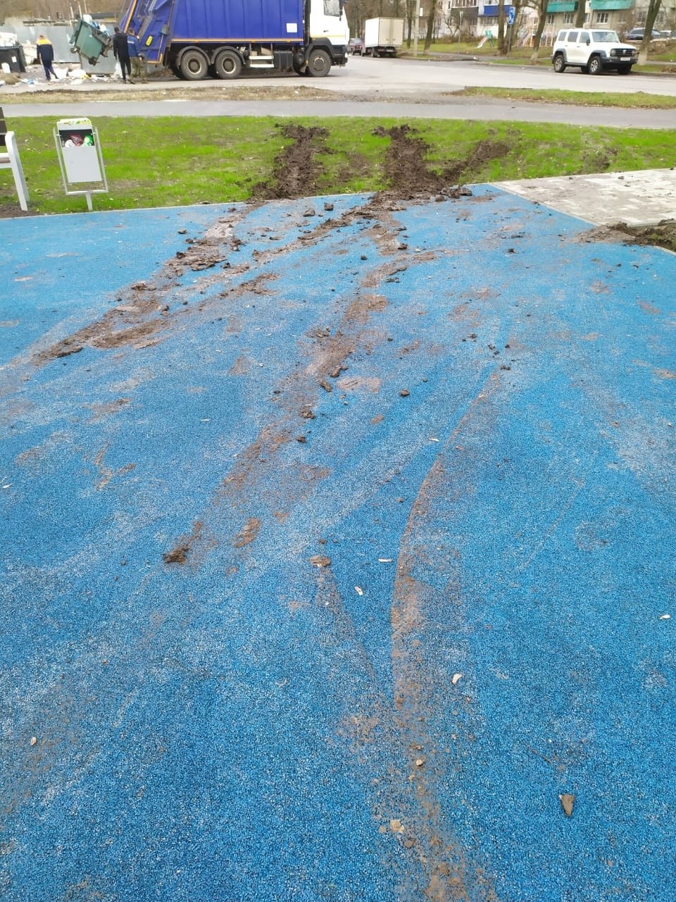 "Свежие следы протекторов автомобиля на новой площадке на Серегина, 30! Вижу и не могу сдержать эмоции!"