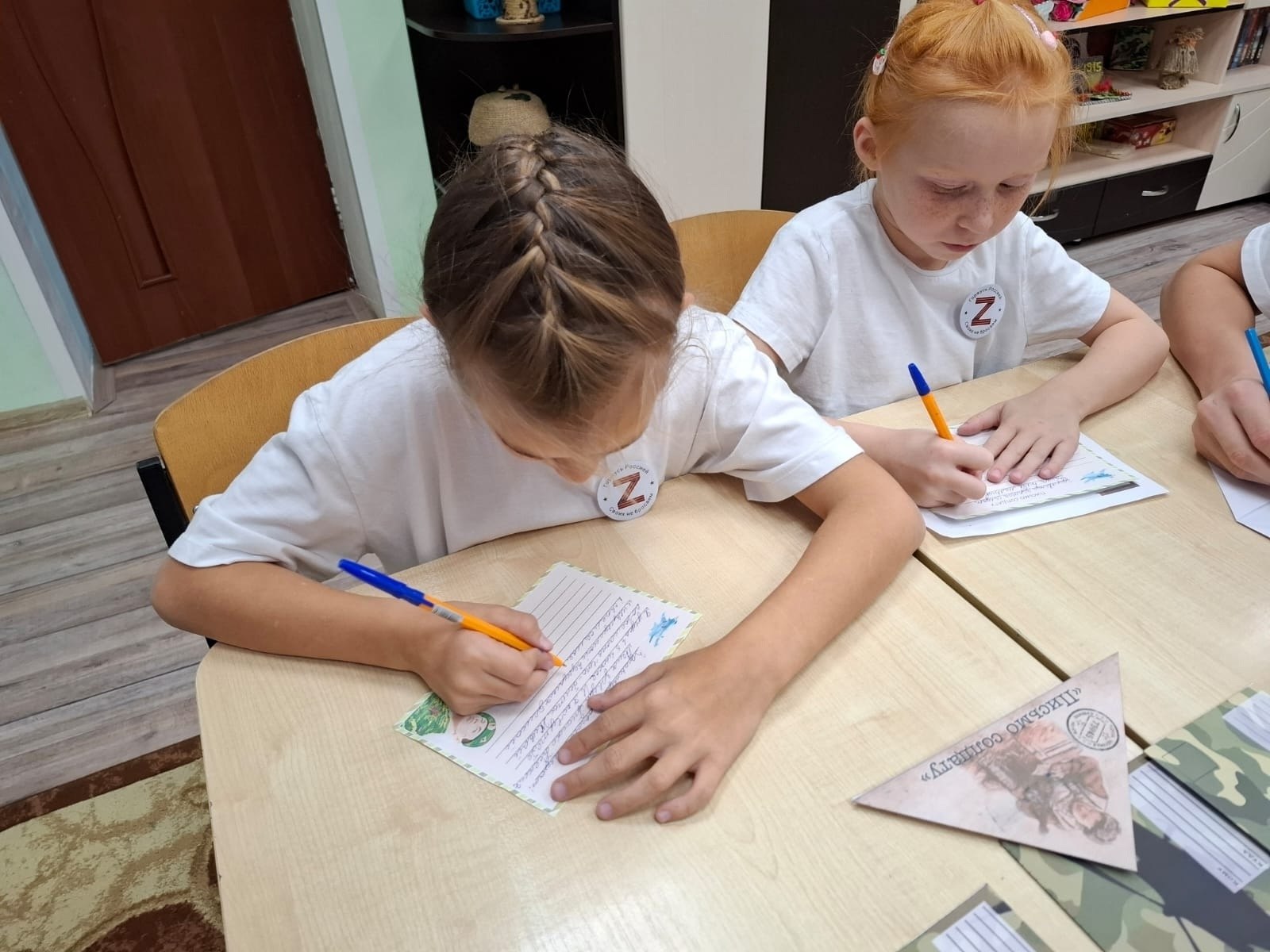 В Черемисиновском центре соцпомощи семье и детям «Содействие» прошло патриотическое занятие, на котором воспитанники написали письма и нарисовали рисунки для солдат и офицеров – участников СВО В Черемисиновском центре соцпомощи семье и детям «Содействие» прошло патриотическое занятие, на котором воспитанники написали письма и нарисовали рисунки для солдат и офицеров – участников СВО