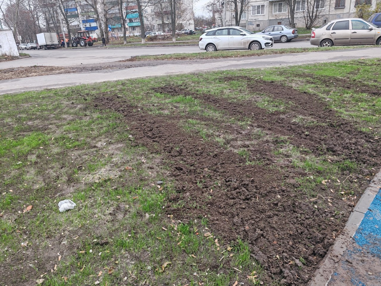 "Свежие следы протекторов автомобиля на новой площадке на Серегина, 30! Вижу и не могу сдержать эмоции!" "Свежие следы протекторов автомобиля на новой площадке на Серегина, 30! Вижу и не могу сдержать эмоции!"