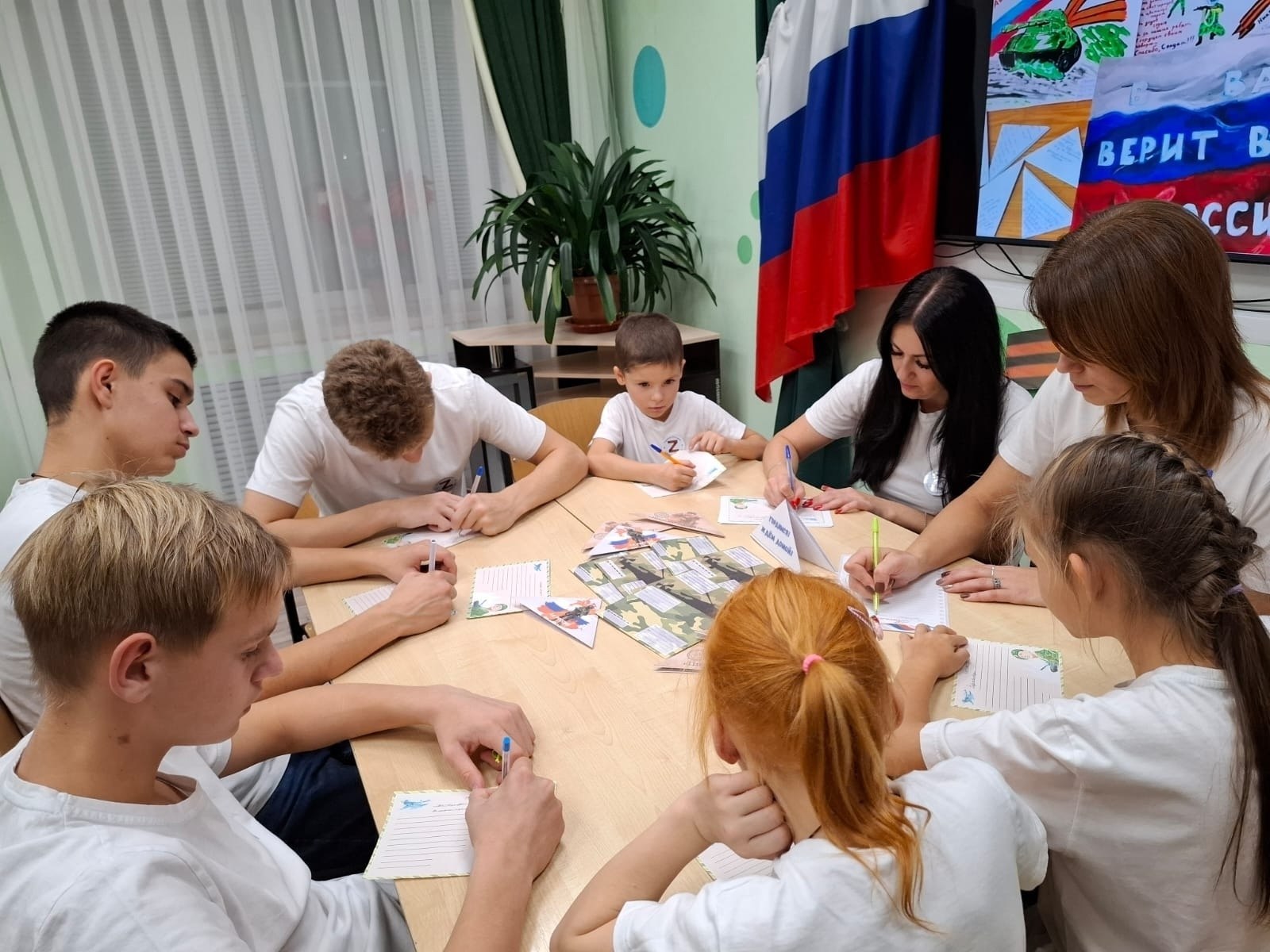 В Черемисиновском центре соцпомощи семье и детям «Содействие» прошло патриотическое занятие, на котором воспитанники написали письма и нарисовали рисунки для солдат и офицеров – участников СВО В Черемисиновском центре соцпомощи семье и детям «Содействие» прошло патриотическое занятие, на котором воспитанники написали письма и нарисовали рисунки для солдат и офицеров – участников СВО