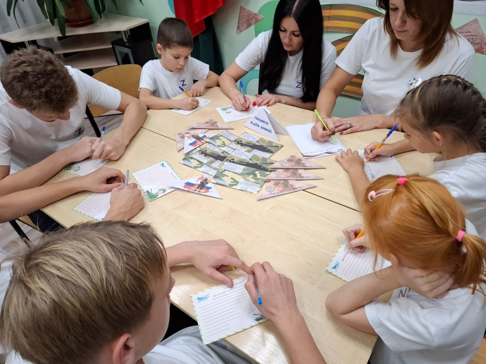 В Черемисиновском центре соцпомощи семье и детям «Содействие» прошло патриотическое занятие, на котором воспитанники написали письма и нарисовали рисунки для солдат и офицеров – участников СВО В Черемисиновском центре соцпомощи семье и детям «Содействие» прошло патриотическое занятие, на котором воспитанники написали письма и нарисовали рисунки для солдат и офицеров – участников СВО