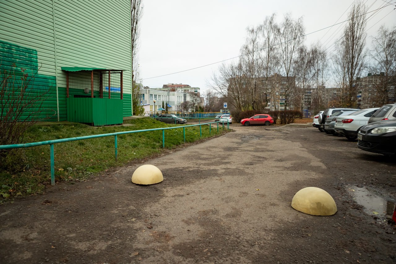 Возле школы №54 Курска установили полусферы Возле школы №54 Курска установили полусферы