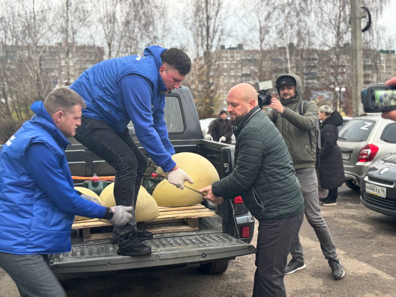 Возле школы №54 Курска установили полусферы Возле школы №54 Курска установили полусферы