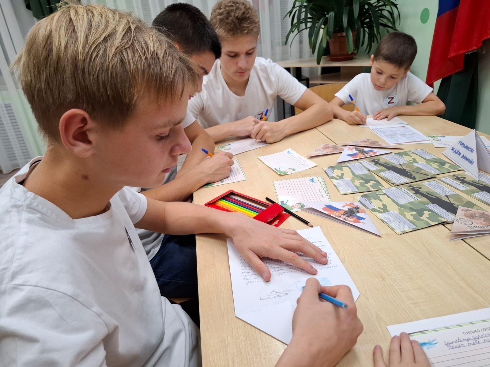 В Черемисиновском центре соцпомощи семье и детям «Содействие» прошло патриотическое занятие, на котором воспитанники написали письма и нарисовали рисунки для солдат и офицеров – участников СВО В Черемисиновском центре соцпомощи семье и детям «Содействие» прошло патриотическое занятие, на котором воспитанники написали письма и нарисовали рисунки для солдат и офицеров – участников СВО