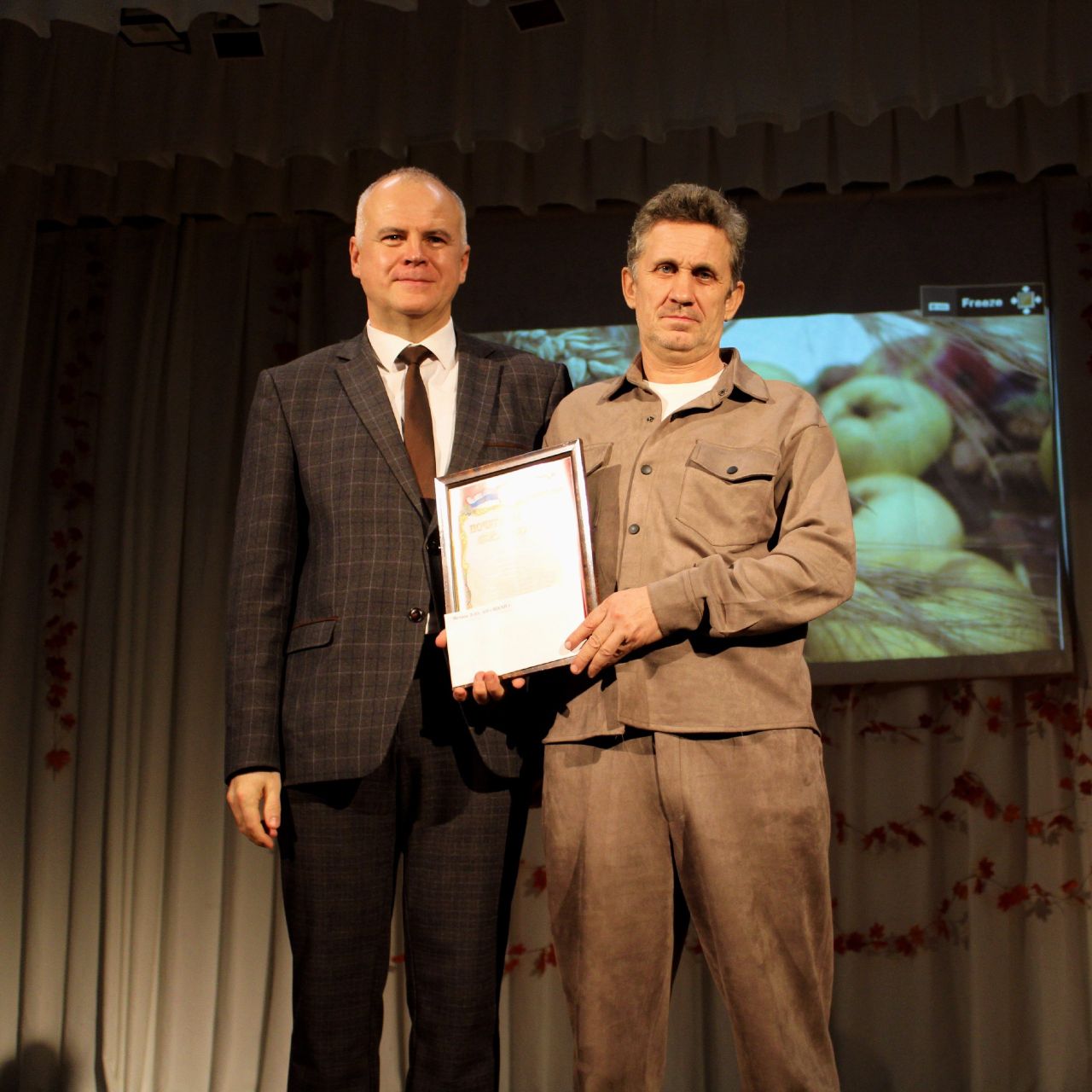 Сергей Черников: Друзья, сегодня глава Щигровского района пригласил поздравить настоящих героев нашего времени — людей труда, работников сельского хозяйства и перерабатывающей промышленности Сергей Черников: Друзья, сегодня глава Щигровского района пригласил поздравить настоящих героев нашего времени — людей труда, работников сельского хозяйства и перерабатывающей промышленности