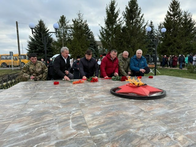 Александр Булгаков: Сегодня, принял участие в торжественной церемонии зажжения вечного огня в селе Становое Александр Булгаков: Сегодня, принял участие в торжественной церемонии зажжения вечного огня в селе Становое