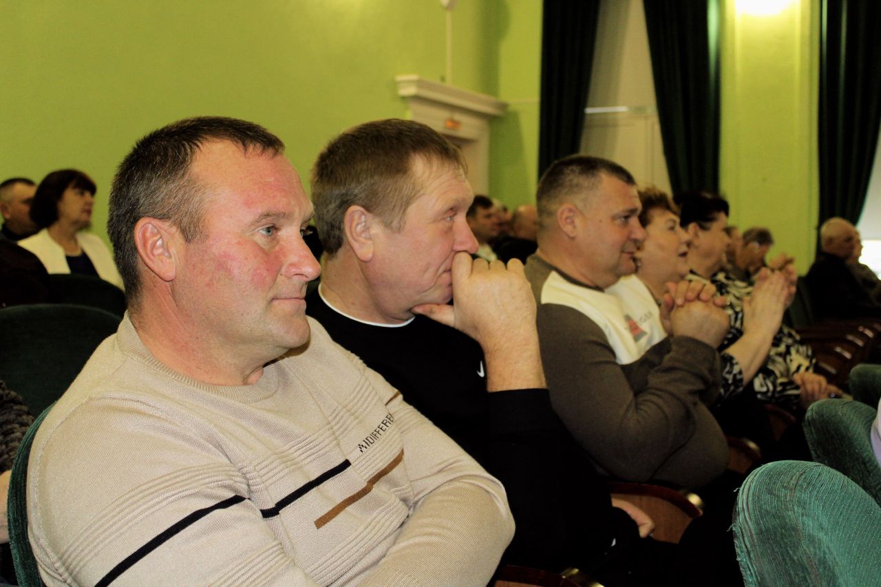 Сергей Черников: Друзья, сегодня глава Щигровского района пригласил поздравить настоящих героев нашего времени — людей труда, работников сельского хозяйства и перерабатывающей промышленности Сергей Черников: Друзья, сегодня глава Щигровского района пригласил поздравить настоящих героев нашего времени — людей труда, работников сельского хозяйства и перерабатывающей промышленности