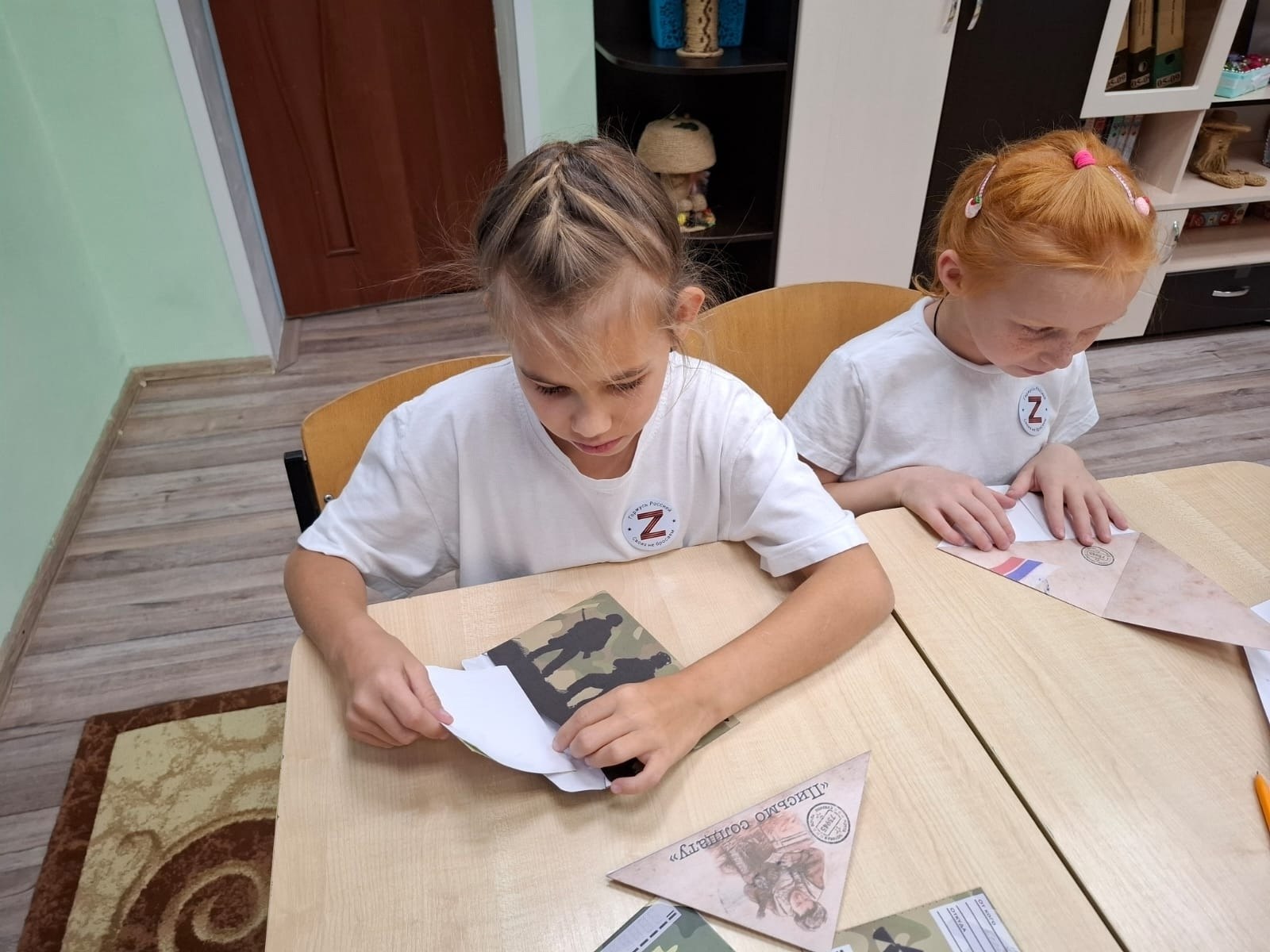 В Черемисиновском центре соцпомощи семье и детям «Содействие» прошло патриотическое занятие, на котором воспитанники написали письма и нарисовали рисунки для солдат и офицеров – участников СВО В Черемисиновском центре соцпомощи семье и детям «Содействие» прошло патриотическое занятие, на котором воспитанники написали письма и нарисовали рисунки для солдат и офицеров – участников СВО