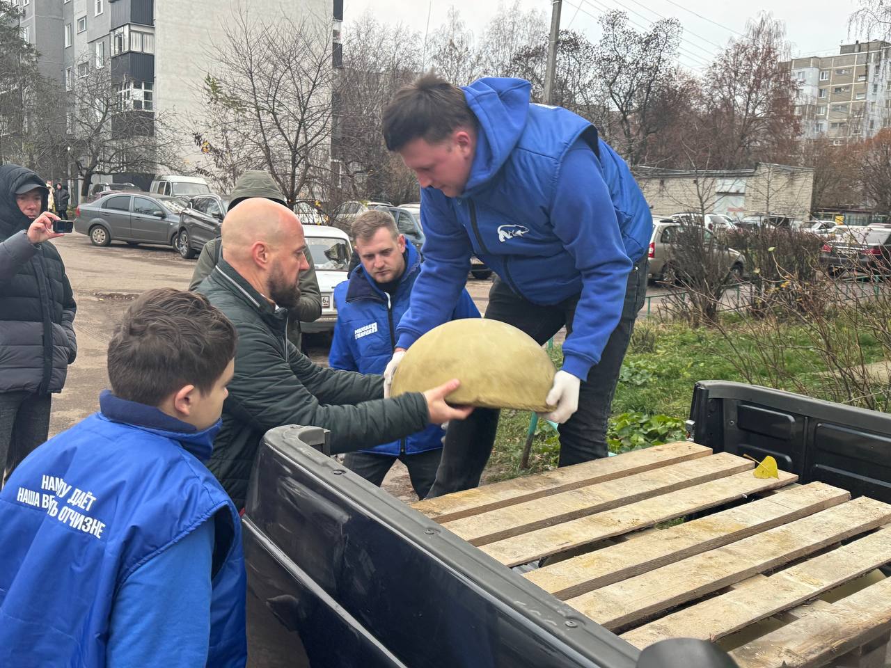 Возле школы №54 Курска установили полусферы Возле школы №54 Курска установили полусферы