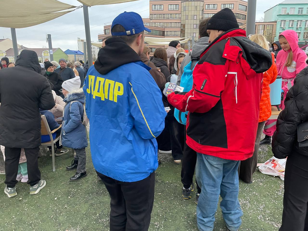 Активисты ЛДПР пообщались с курянами на Фестивале районов! Активисты ЛДПР пообщались с курянами на Фестивале районов!