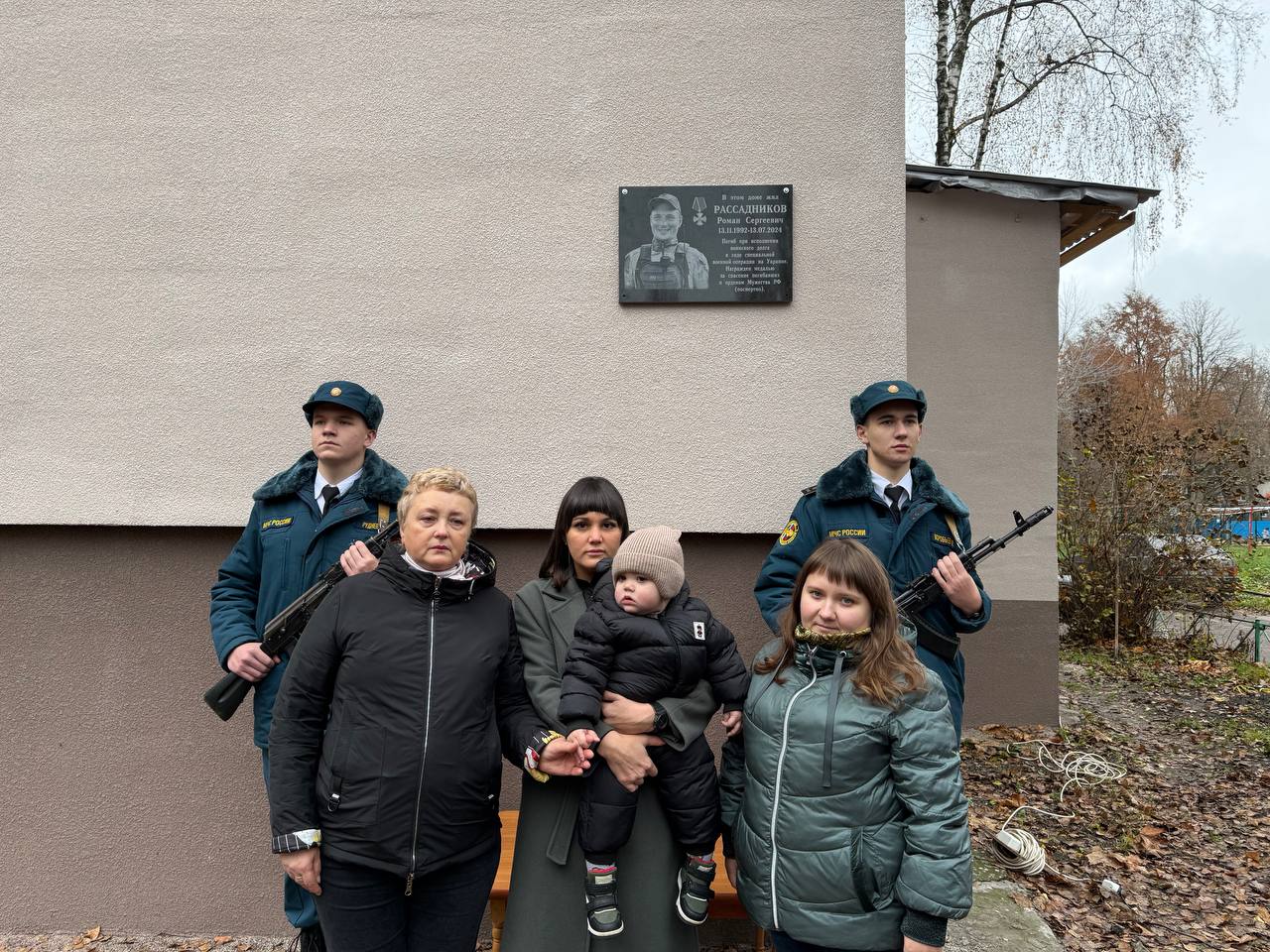 В Курске открыли мемориальную доску, посвященную памяти героя спецоперации Романа Рассадникова В Курске открыли мемориальную доску, посвященную памяти героя спецоперации Романа Рассадникова