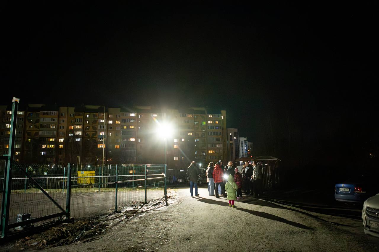 Евгений Маслов: По поручению губернатора Александра Хинштейна вчера вечером встретился с жителями дома по улице Майский бульвар, 9 Евгений Маслов: По поручению губернатора Александра Хинштейна вчера вечером встретился с жителями дома по улице Майский бульвар, 9