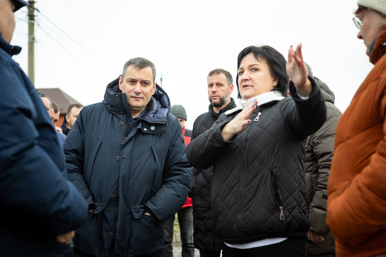 Евгений Маслов: Сегодня во время объезда вместе с губернатором Александром Хинштейном посмотрели несколько адресов, где у жителей возникали нарекания на качество ремонта дорог Евгений Маслов: Сегодня во время объезда вместе с губернатором Александром Хинштейном посмотрели несколько адресов, где у жителей возникали нарекания на качество ремонта дорог