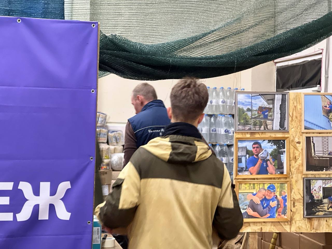 Игорь Кастюкевич: В волонтерском лагере Единой России «Курский рубеж» встретили гумпомощь от участника 2 и 8 смены Александра Щепалова из Нижнего Новгорода и Нижегородского отделения Партии Единая Россия. Игорь Кастюкевич: В волонтерском лагере Единой России «Курский рубеж» встретили гумпомощь от участника 2 и 8 смены Александра Щепалова из Нижнего Новгорода и Нижегородского отделения Партии Единая Россия.