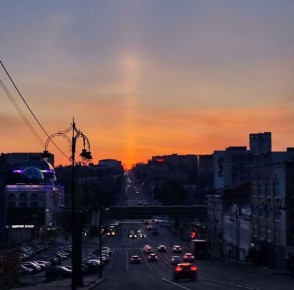 #КадрДня. Над вечерним Курском сегодня наблюдали удивительное природное явление — солнечный столб